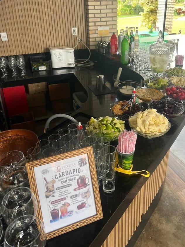 Bar de drinks montado com frutas frescas e o cardápio de coquetéis do Teixeira Buffet