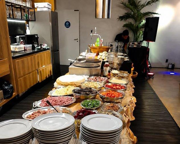 Estação de buffet de crepe com recheios doces e salgados